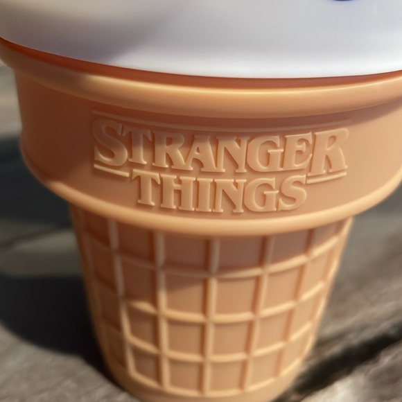 STRANGER THINGS  Netflix SCOOPS AHOY  ICE CREAM PARLOR  Bowls and Spoons Set - Picture 3 of 5